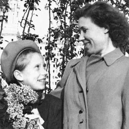 Школьное фото Инны Чуриковой с мамой