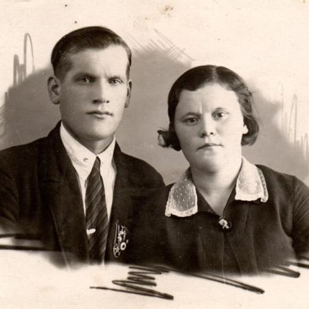 Александр Петрович и Александра Ивановна 
и Минины (год съемки 1940-1941)