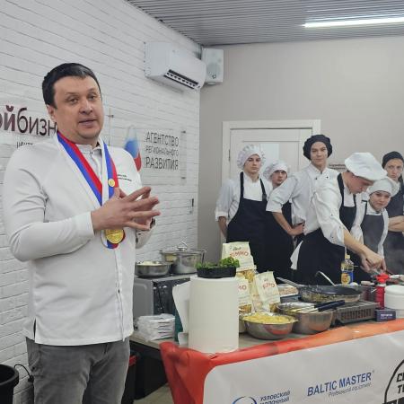 Александр Колчаков со студентами