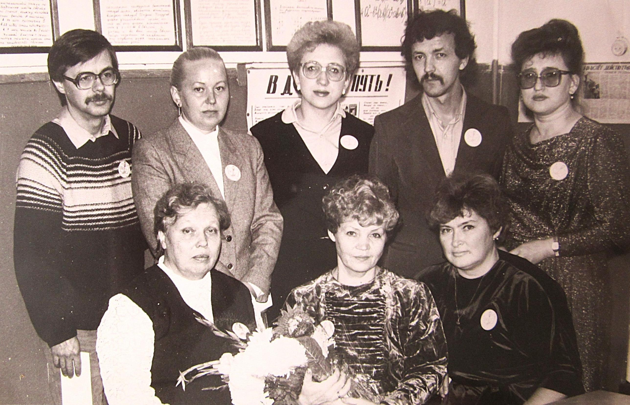 Встреча с первыми 
выпускниками в 1987 году 
(в честь 50-летия школы 
№ 68). Галина Семенкова 
в нижнем ряду в центре