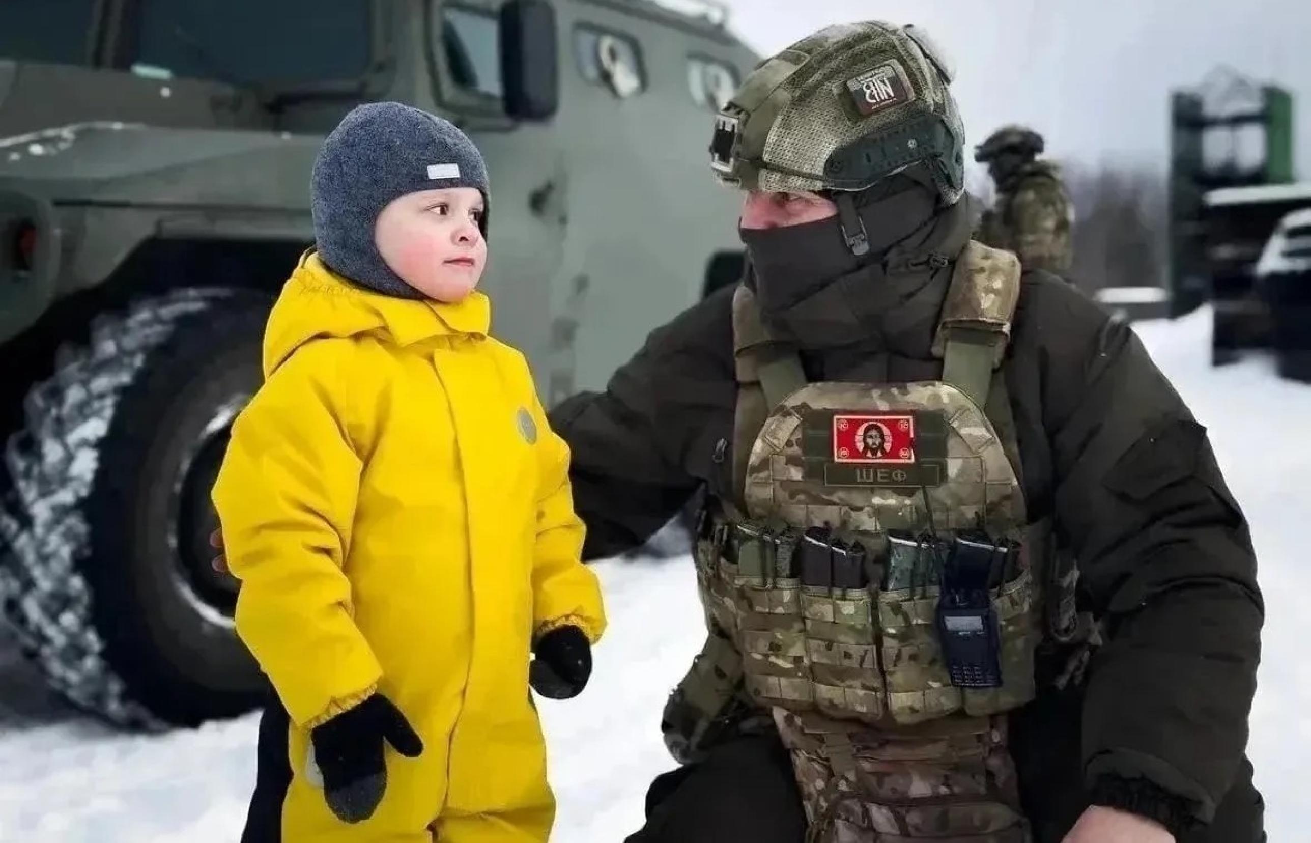 Юный северодвинец Лев в гостях у спецназовцев. 
Мальчик мечтает стать профессиональным защитником Отечества. Александр Шевченко устроил для него день военного