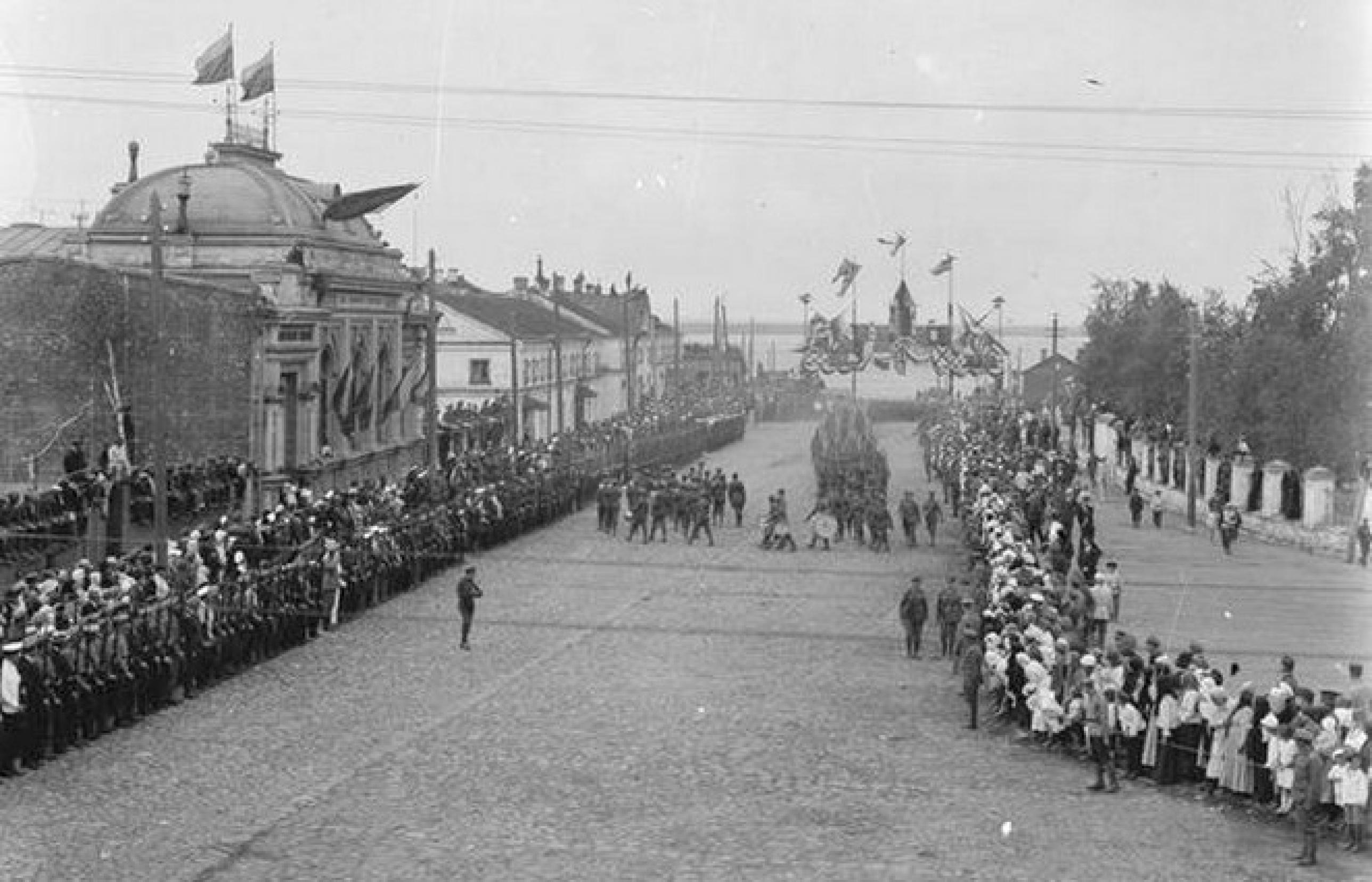 Британские войска маршируют по улице Соборной в Архангельске, 1919 год. 